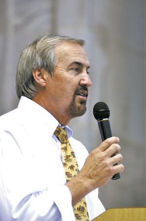 Vidal bids farewell, thanks city workers