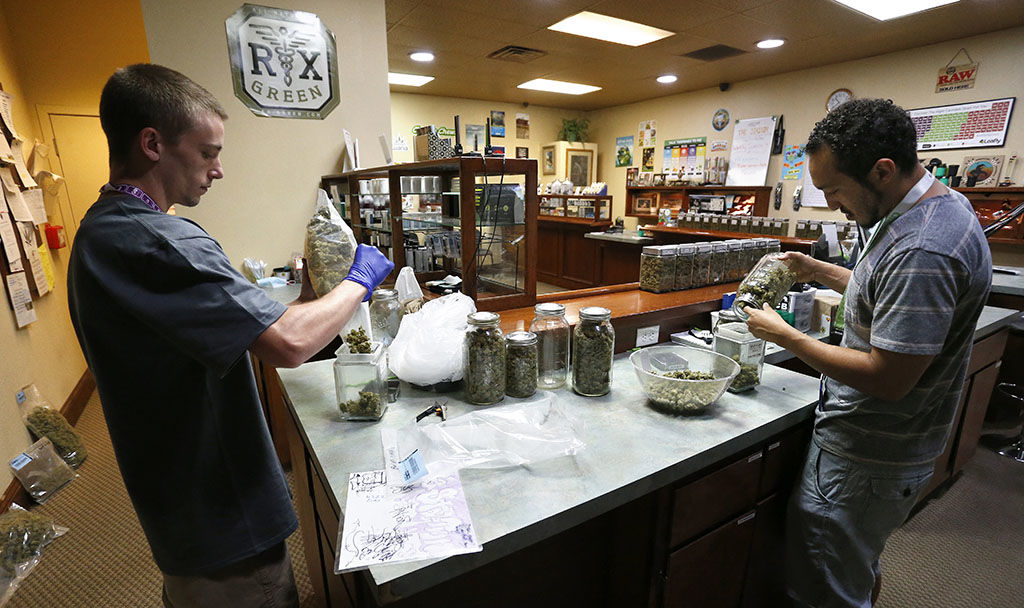 U.S. government won’t reclassify marijuana, allows research 