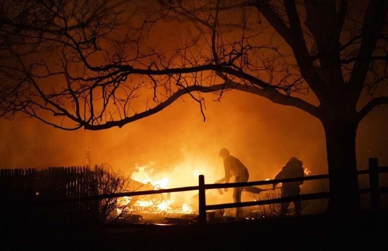 Residents fight a fire on December 30, 2021 in Louisville, Colorado. Later dubbed the Marshall Fire, the blaze would destroy more than 1,000 homes. Photo: Christian Murdock, The Gazette.