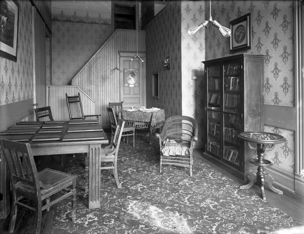 a vintage photo of a men's parlor room at the downtown Denver YMCA in 1907.