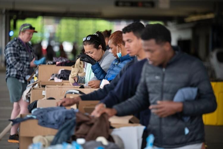 051123-dg-news-ImmigrantsAtAuraria02.JPG (copy)