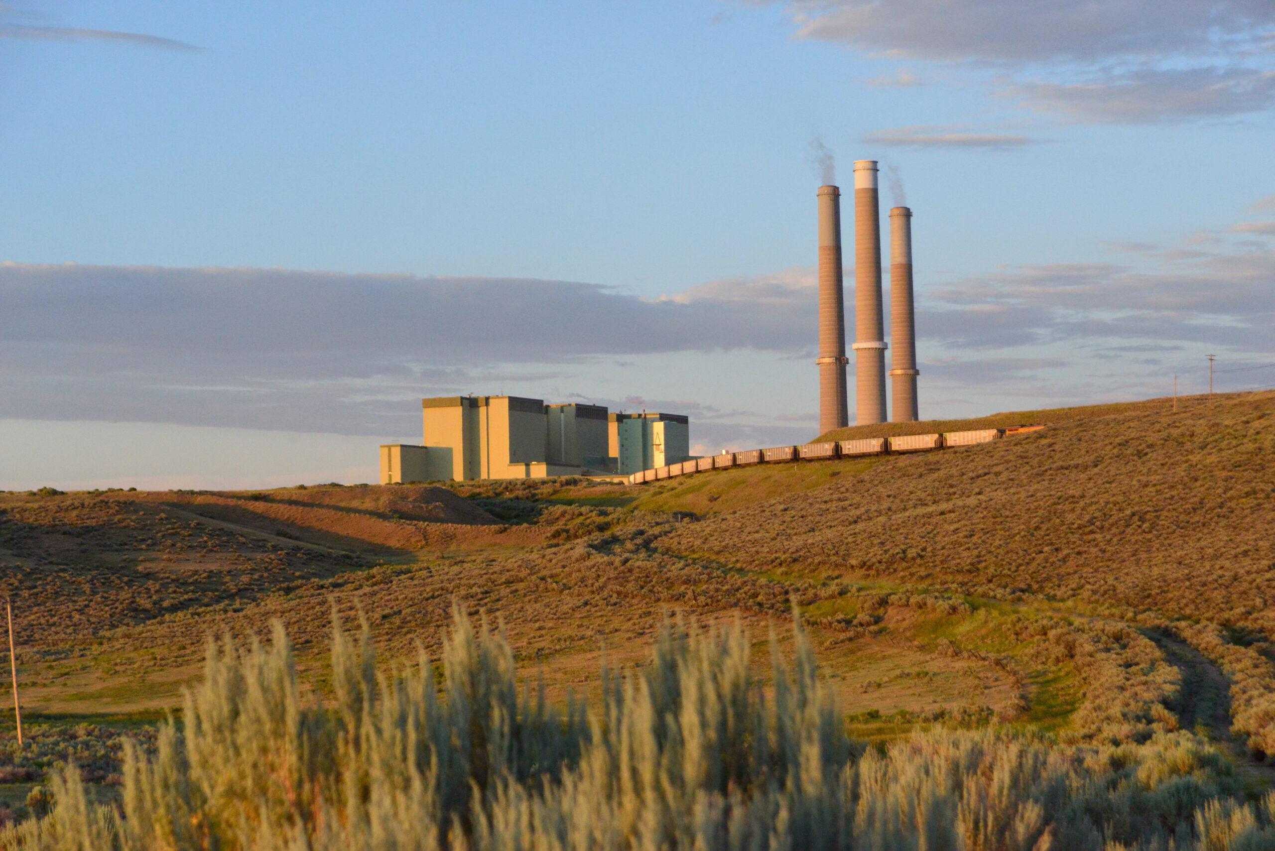 Colorado governor signs bill requiring pollution controls, cost reporting for extended coal operations